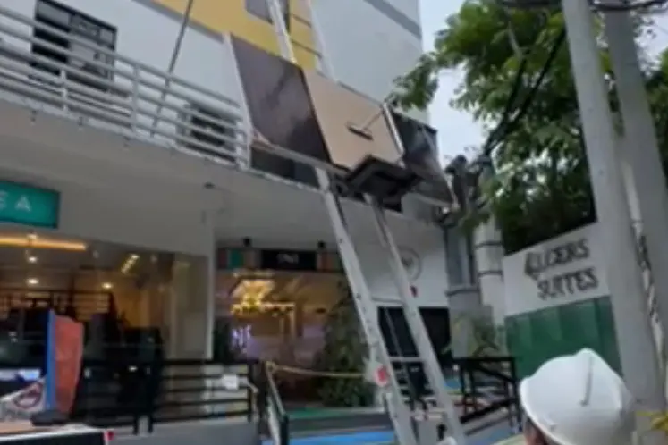 Customers in Metro Manila, Philippines, use Ladder Hoist to deliver photovoltaic panels to rooftops