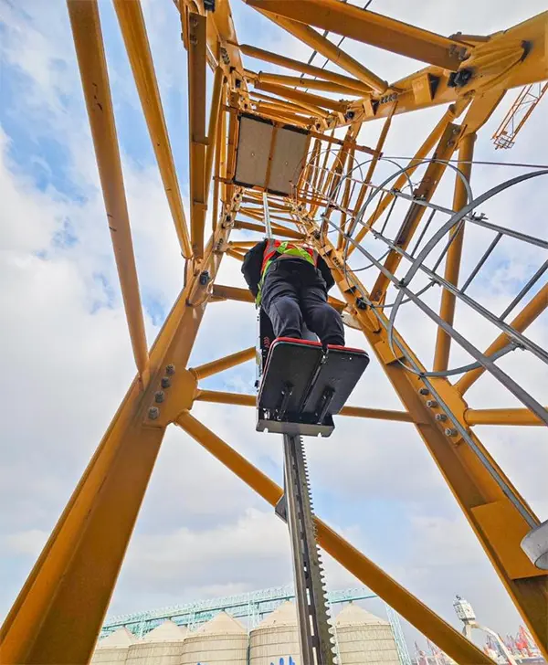 The first tower crane in Qingdao was put into use to create a new model of intelligent construction of high-rise buildings (2).jpg