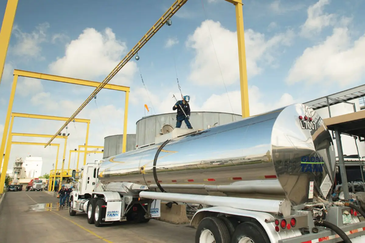 Horizontal lifeline provides workers with a guarantee for safe operation on tank trucks