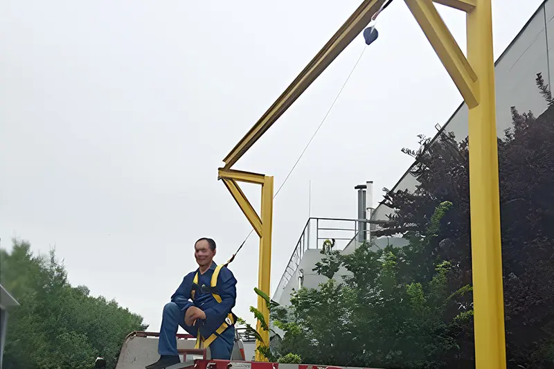 In the truck unloading area, it is necessary to install a horizontal lifeline