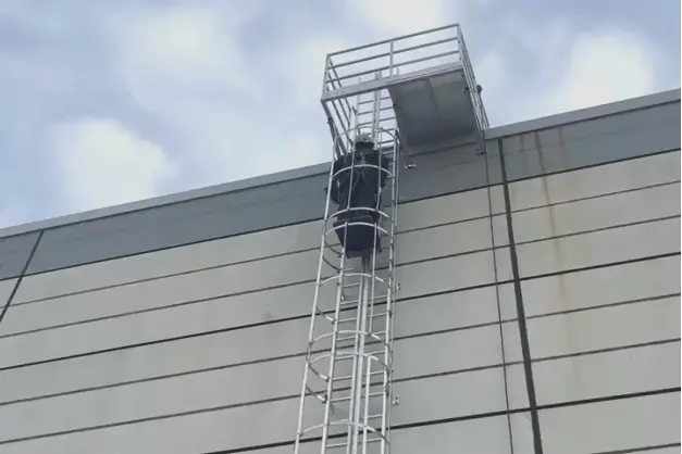 In Shanghai and Anhui, China, the use of 3S tower climber machines for the installation and maintenance of rooftop photovoltaic panels has increased work efficiency by more than three times