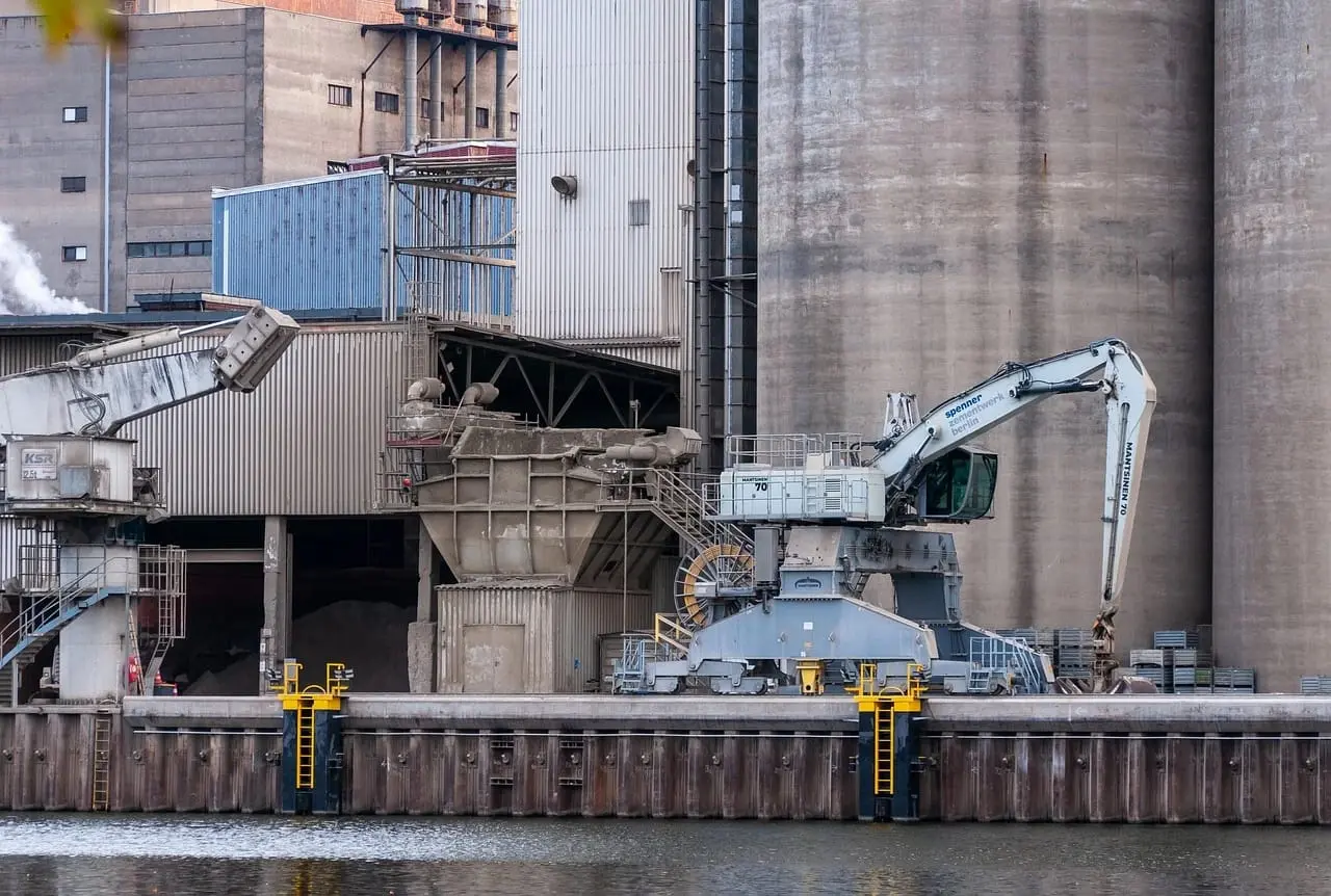 3S tower climber is used in cement factory, which makes the maintenance work efficiency greatly improved.jpg