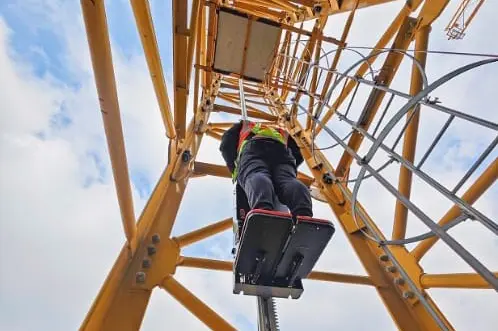 The initial tower crane in Qingdao was deployed to establish a novel model for the intelligent construction of skyscrapers