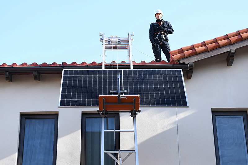 In rooftop photovoltaic installation, ladder hoist can efficiently solve the problem of material transportation
