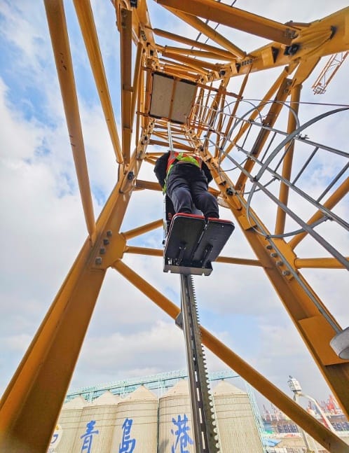 The first tower crane in Qingdao was put into use to create a new model of intelligent construction of high-rise buildings (2).jpg