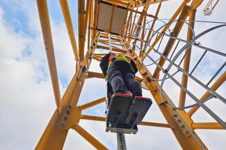 The first tower crane in Qingdao was put into use to create a new model of intelligent construction of high-rise buildings